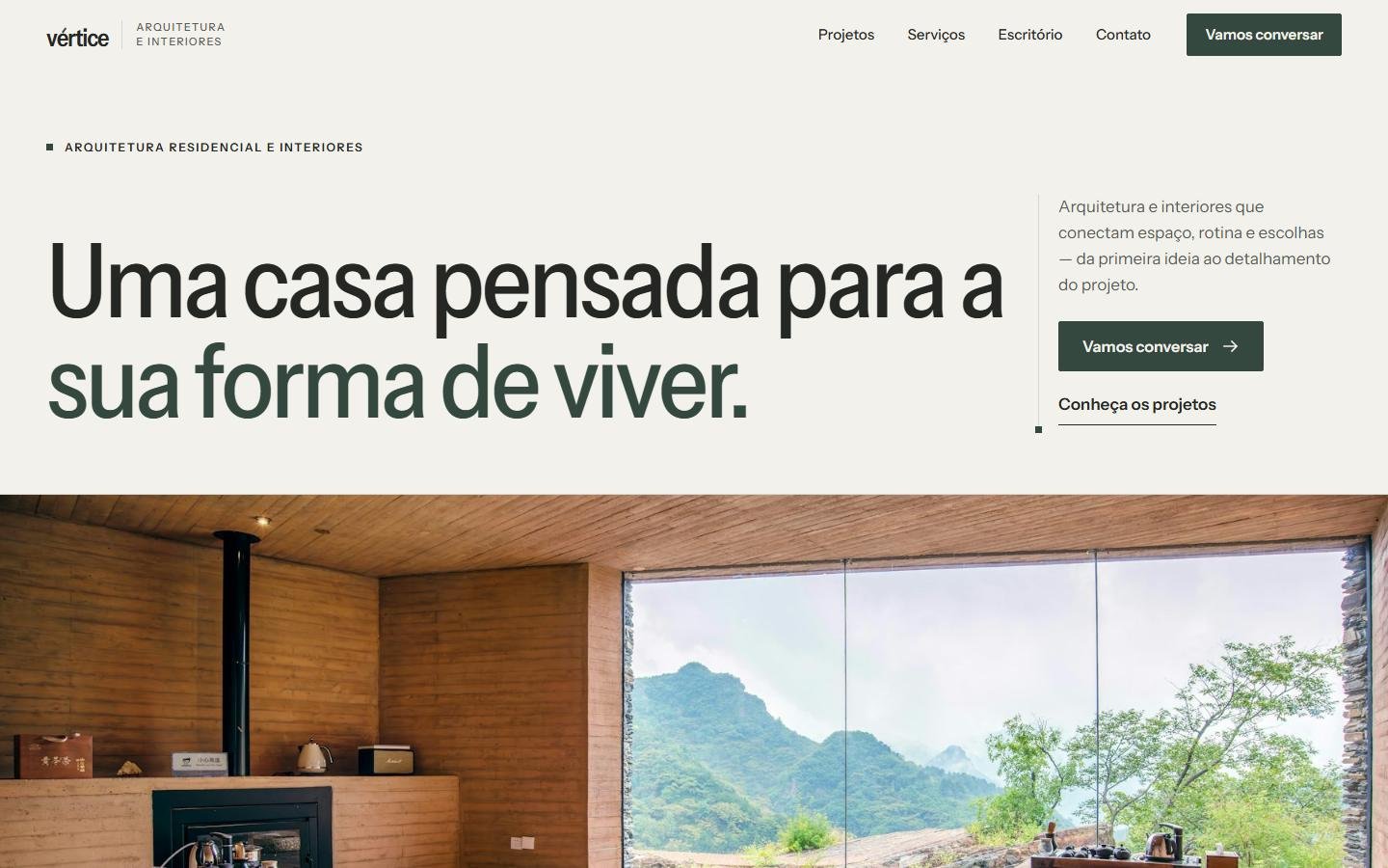 Site da Vértice no computador: título “Uma casa pensada para a sua forma de viver.” e, abaixo, a foto ampla de uma sala em madeira com janela para as montanhas.