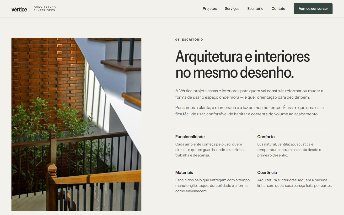 Seção “Arquitetura e interiores no mesmo desenho.”: foto vertical de uma escada em madeira e tijolo e quatro princípios em linhas finas.