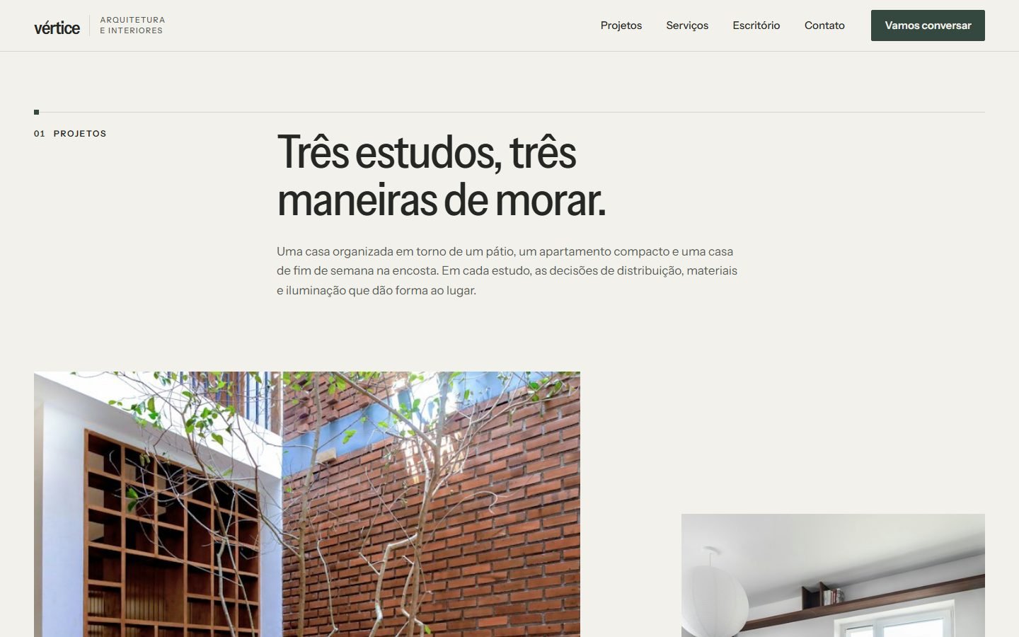 Seção “Três estudos, três maneiras de morar.”: texto em linhas finas e a galeria editorial com a Casa Pátio e o Apartamento Horizonte.